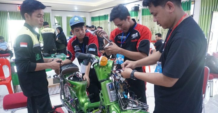 Program TJSL di SMK Negeri 3 Palu Sulawesi Tengah diseriusi siswa. (foto: Humas PLN)