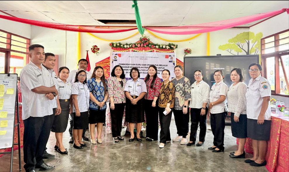 Foto bersama Tim PKM Unima bersama para guru SD Inpres Kabaruan. 