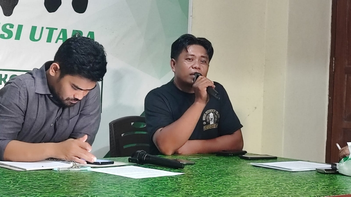 Harvey selaku perwakilan Aliansi Pajakat berbicara didampingi Dewo, kuasa hukum terlapor Surya Bawole. (foto: Barta1)