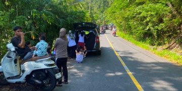 Warga Sangihe mengevakuasi dirinya saat diterpa gempa dengan kekuatan 7,7 SR yang terjadi Senin pagi. (foto: Barta1)