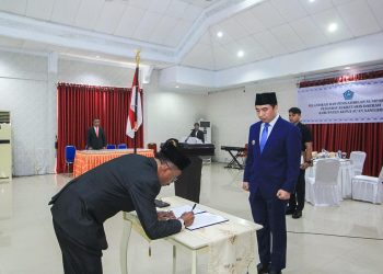 Foto: Bupati Kepulauan Sangihe, Michael Thungari melantik Johanis Pilat sebagai Penjabat Sekda Sangihe. (Dok. Istimewa)