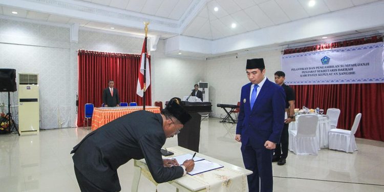 Foto: Bupati Kepulauan Sangihe, Michael Thungari melantik Johanis Pilat sebagai Penjabat Sekda Sangihe. (Dok. Istimewa)