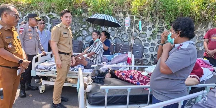 Foto: Bupati Michael Thungari saat mengunjungi pasien yang dievakuasi karena Gempa. (Dok. Istimewa)
