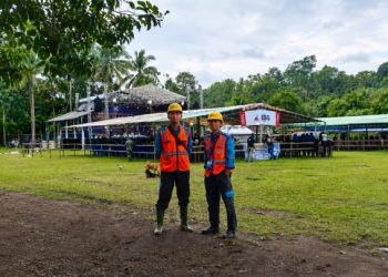 Dua petugas PLN berjaga mengamankan pasokan listrik di lokasi lomba Masamper. (foto: Humas PLN)