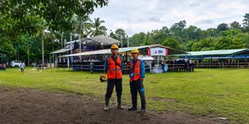 Dua petugas PLN berjaga mengamankan pasokan listrik di lokasi lomba Masamper. (foto: Humas PLN)