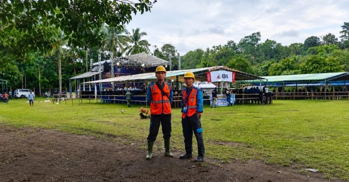 Dua petugas PLN berjaga mengamankan pasokan listrik di lokasi lomba Masamper. (foto: Humas PLN)