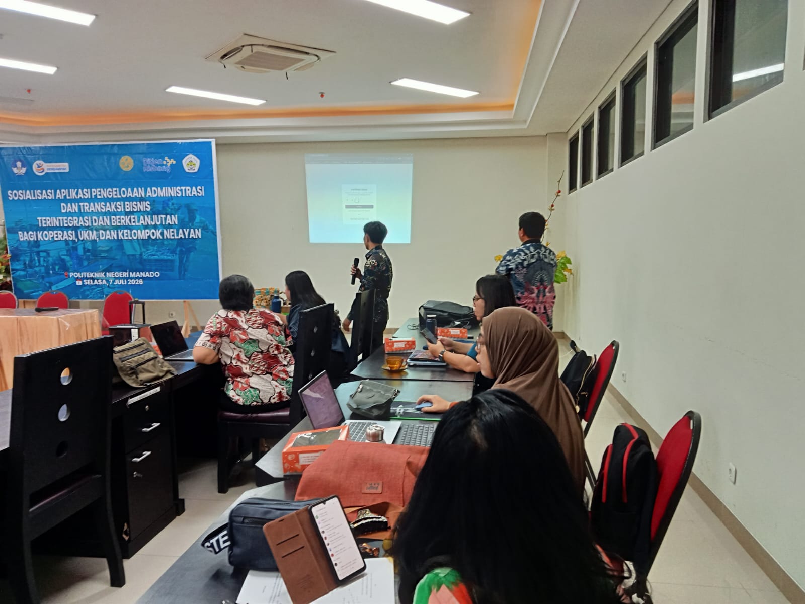 Momen agenda sosialisasi pengenalan aplikasi dari tim peneliti Polimdo. (foto: Meikel/Barta) 