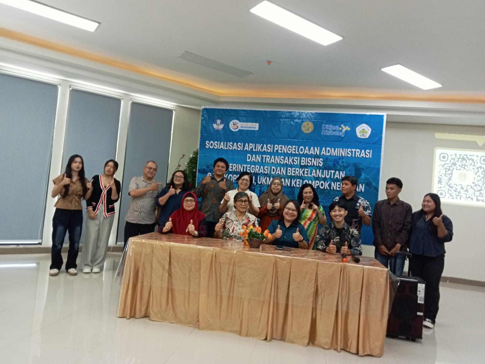 Foto bersama dosen Administrasi Bisnis dan Kepala UPA Polimdo saat mengikuti sosialisasi. (Foto : Meikel/Barta)