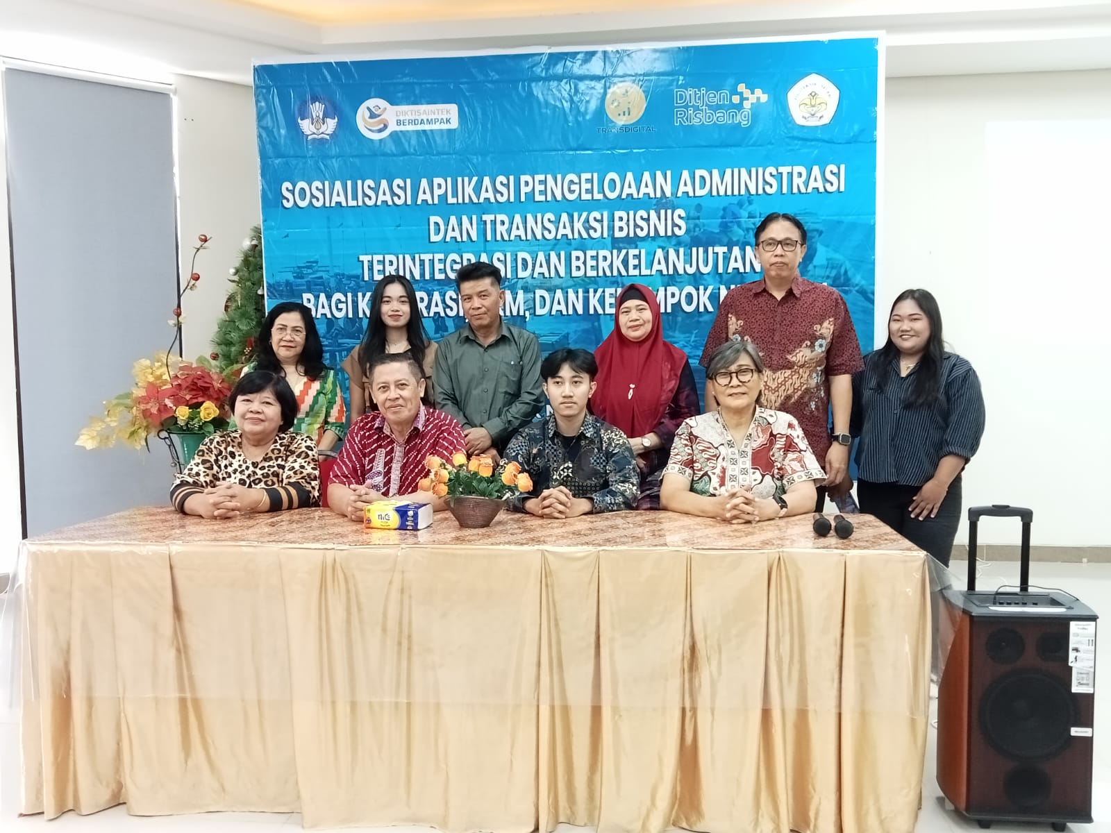 Foto bersama dosen Administrasi Bisnis dan Kepala UPA Polimdo saat mengikuti sosialisasi. (Foto : Meikel/Barta)