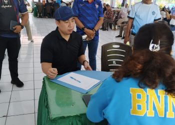 Foto: Bupati Michael Thungari bersama pejabat Pemkab Sangihe menjalani tes urine sebagai komitmen mewujudkan birokrasi bersih dari narkotika. (Dok. Rendy/Barta1)