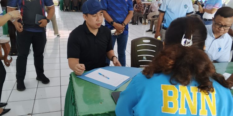 Foto: Bupati Michael Thungari bersama pejabat Pemkab Sangihe menjalani tes urine sebagai komitmen mewujudkan birokrasi bersih dari narkotika. (Dok. Rendy/Barta1)