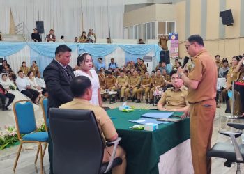 Foto: Bupati Sangihe menerima penghargaan inovasi pelayanan publik digital tingkat Provinsi Sulawesi Utara. (Dok. Istimewa)