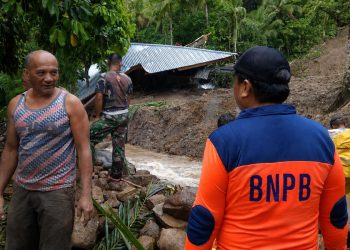 Foto: Kepala Pelaksana BPBD Kabupaten Kepulauan Sangihe, Wandu Labesi, saat terjun ke lokasi Bencana di Sangihe. (Dok. Istimewa)