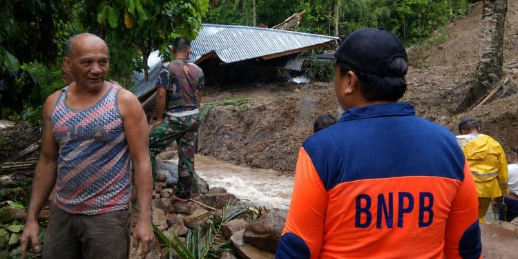 Foto: Kepala Pelaksana BPBD Kabupaten Kepulauan Sangihe, Wandu Labesi, saat terjun ke lokasi Bencana di Sangihe. (Dok. Istimewa)