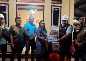 Foto: YBM PLN salurkan bantuan bagi warga terdampak banjir dan longsor Tamako. (Dok. Istimewa)