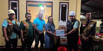 Foto: YBM PLN salurkan bantuan bagi warga terdampak banjir dan longsor Tamako. (Dok. Istimewa)