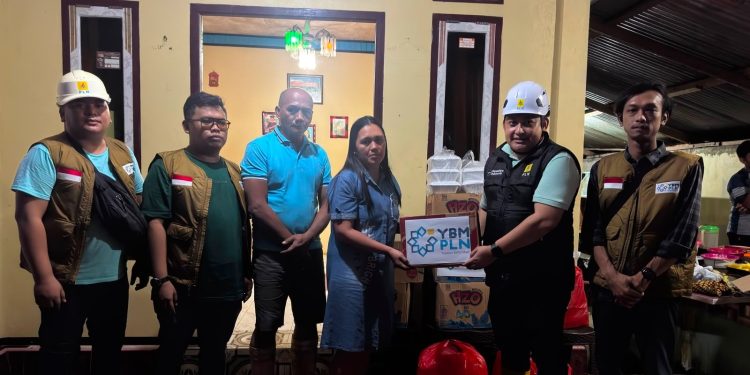 Foto: YBM PLN salurkan bantuan bagi warga terdampak banjir dan longsor Tamako. (Dok. Istimewa)