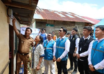 Foto: PLN pasang listrik gratis bagi enam keluarga kurang mampu di Boltim. (Dok. Istimewa)