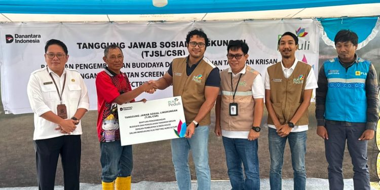 Bantuan Electrifying Agriculture diserahkan PLN untuk warga Kakaskasen II. (Foto: Humas PLN)