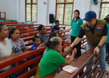 Foto: Bupati Kepulauan Sangihe Michael Thungari saat mengunjungi korban banjir bandang di Tamako. (Dok. Rendy/Barta1)