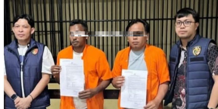 Foto: dua orang tersangka yang diduga menggelapkan uang perusahaan ditahan oleh Polda Sulawesi Utara. (Dok. Istimewa)