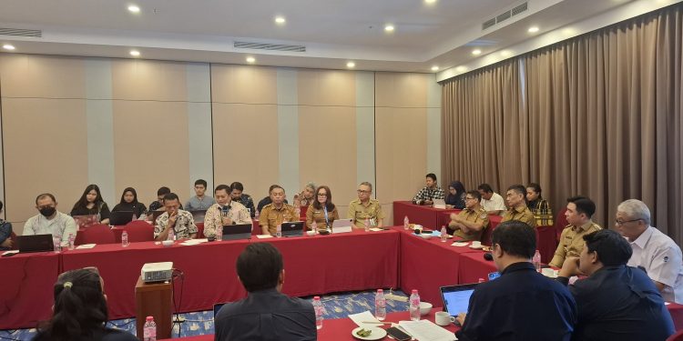 Foto: Bupati Sangihe Michael Thungari mengikuti koordinasi perbaikan kabel Palapa Ring Tengah di Manado. (Dok. Istimewa)