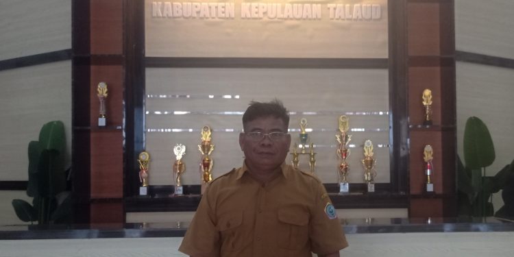 PLT Kepala Desa Tule Utara, Pitrex Saliareng.