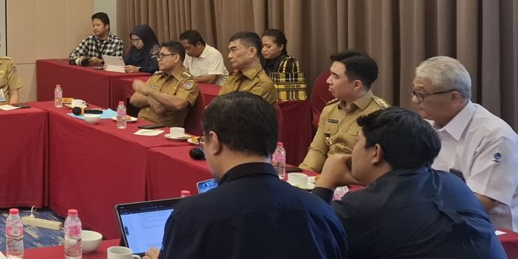 Foto: Bupati Kepulauan Sangihe Michael Thungari menyampaikan usulan solusi permanen konektivitas dalam forum koordinasi perbaikan Palapa Ring Tengah di Manado. (Dok. Istimewa)