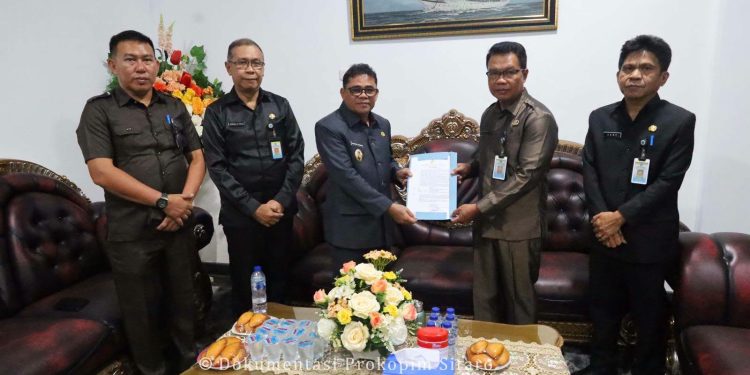 Heronimus Makainas Serahkan Surat Tugas 5 Plt Pejabat Sitaro, Berikut Rinciannya