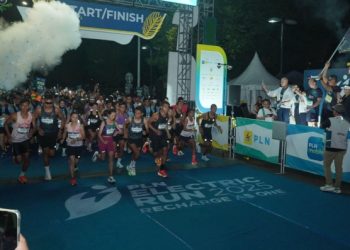 Para peserta memadati garis start saat flag off PLN Electric Run 2025 di kawasan Indonesia Convention Exhibition (ICE) Bumi Serpong Damai, Tangerang tahun 2025. (foto: Humas PLN)