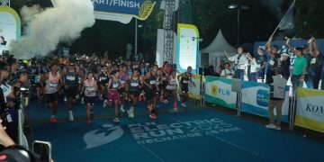 Para peserta memadati garis start saat flag off PLN Electric Run 2025 di kawasan Indonesia Convention Exhibition (ICE) Bumi Serpong Damai, Tangerang tahun 2025. (foto: Humas PLN)