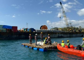Peninjauan kabel listrik di bawah laut. (foto: Humas PLN)