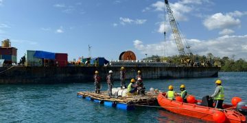 Peninjauan kabel listrik di bawah laut. (foto: Humas PLN)