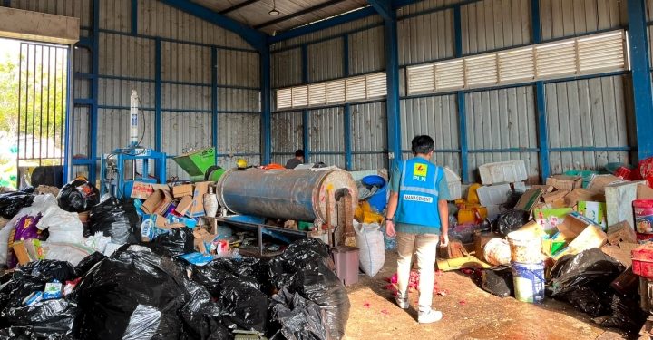 Program TJSL PLN di Tempat Pembuangan Akhir Kawatuna. (foto: Humas PLN)