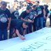 Puluhan aktivis menorehkan komitmen mereka menandatangani seruan untuk menuntaskan persoalan tata ruang dan lingkungan dalam Temu Rakyat Sulut di Desa Kalasey 2 baru-baru. (foto: Barta1)