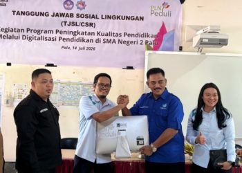 SMAN 2 Palu menerima perangkat komputerisasi mendorong peningkatan sistem digitalisasi sekolah. (foto: Humas PLN)