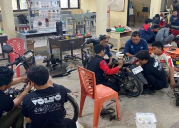 Siswa SMKN 2 Luwuk menerima pembekalan kompetensi konversi kendaraan listrik dari program TJSL PLN Sulutenggo. (foto: Humas PLN)