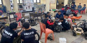 Siswa SMKN 2 Luwuk menerima pembekalan kompetensi konversi kendaraan listrik dari program TJSL PLN Sulutenggo. (foto: Humas PLN)