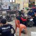 Siswa SMKN 2 Luwuk menerima pembekalan kompetensi konversi kendaraan listrik dari program TJSL PLN Sulutenggo. (foto: Humas PLN)