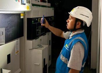 Upaya penyambungan daya untuk PT Millenium Agroindo Selebes. (foto: Humas PLN)
