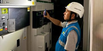 Upaya penyambungan daya untuk PT Millenium Agroindo Selebes. (foto: Humas PLN)