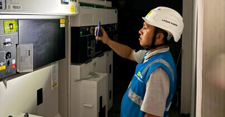 Upaya penyambungan daya untuk PT Millenium Agroindo Selebes. (foto: Humas PLN)