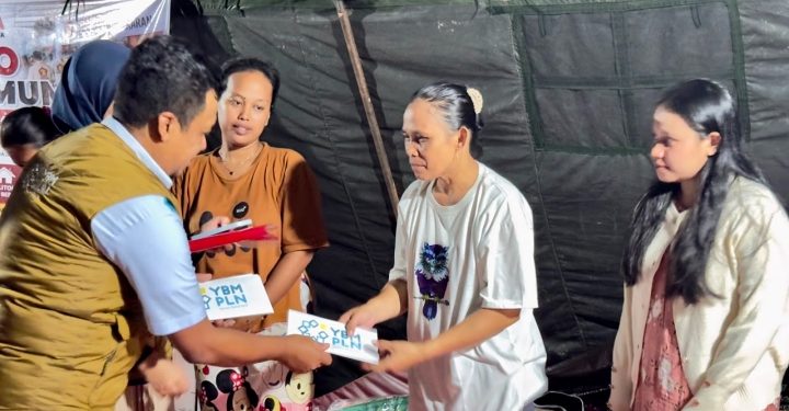 Warga korban kebakaran di Tolitoli menerima bantuan dari PLN. (foto: Humas PLN)