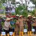 Foto bersama saat panen padi di persawahan desa Ambela.