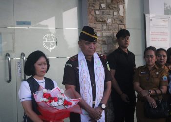 Potret penyambutan Kajati Sulut bersama rombongan di Bandara Melonguane.