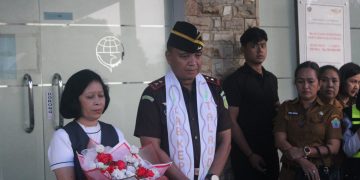 Potret penyambutan Kajati Sulut bersama rombongan di Bandara Melonguane.