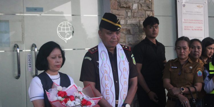 Potret penyambutan Kajati Sulut bersama rombongan di Bandara Melonguane.