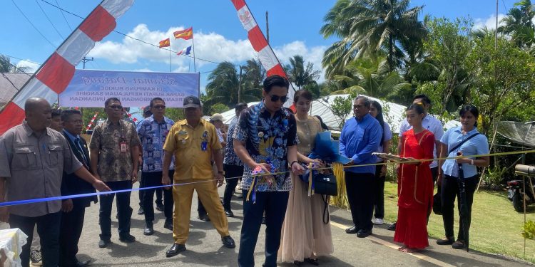 Foto: Bupati Michael Thungari meresmikan Jalan Lesabe–Bukide, memperkuat konektivitas dan mendorong pemerataan pembangunan Sangihe. (Rendy/Barta1)