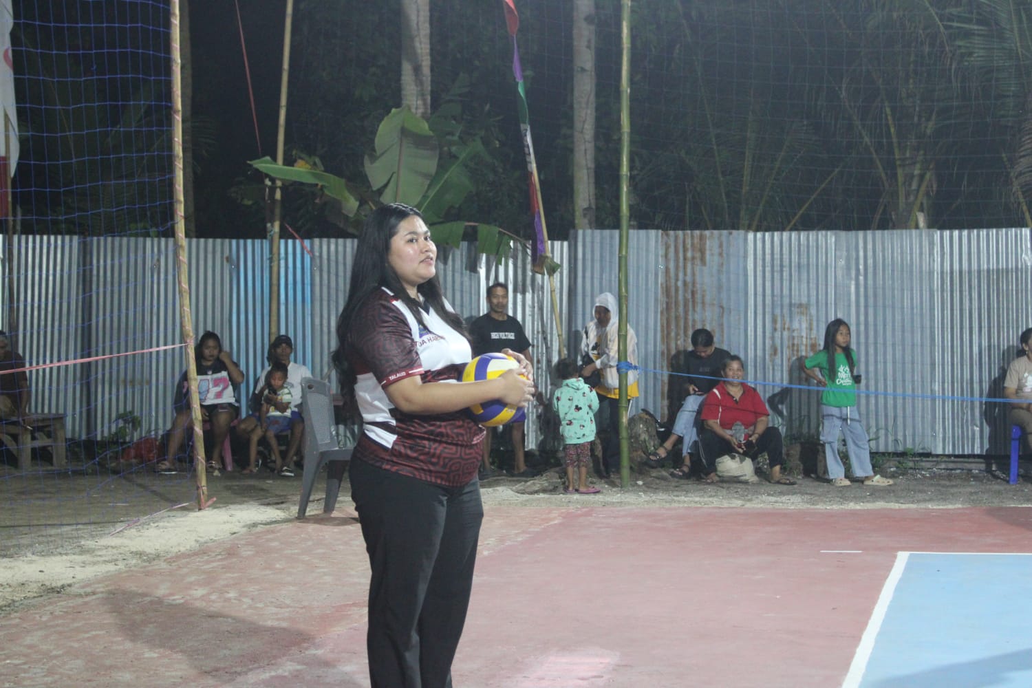  Wakil Bupati Kepulauan Talaud, Anisya Gretsya Bambungan, SE bersiap melakukan servis pertama dalam open turnamen bola voli justice porodisa cup 2026.