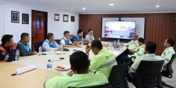 Aktivitas PLN bersama karyawan PT J Resources Bolaang Mongondow. (foto: Humas PLN)